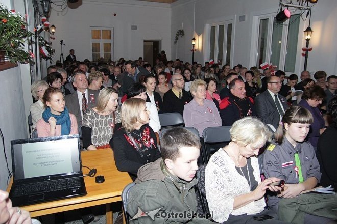 Wspólne śpiewanie pieśni patriotycznych z okazji Święta Niepodległości [11.11.2013] - zdjęcie #24 - eOstroleka.pl
