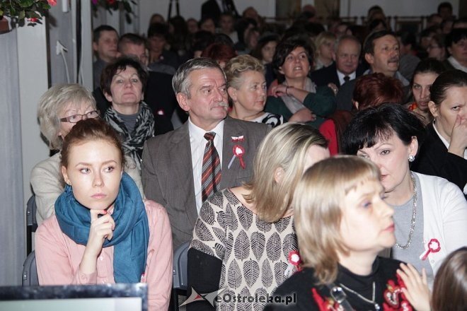 Wspólne śpiewanie pieśni patriotycznych z okazji Święta Niepodległości [11.11.2013] - zdjęcie #22 - eOstroleka.pl