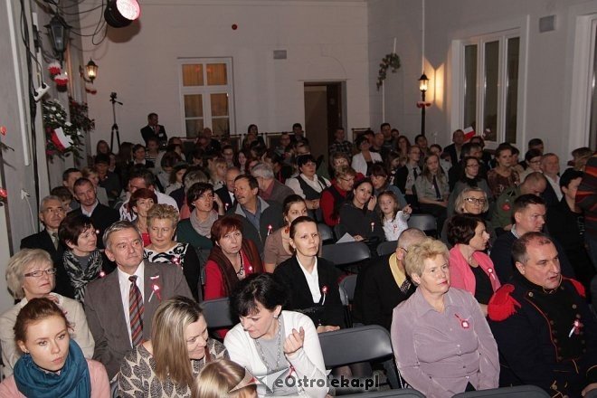 Wspólne śpiewanie pieśni patriotycznych z okazji Święta Niepodległości [11.11.2013] - zdjęcie #21 - eOstroleka.pl