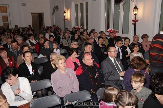 Wspólne śpiewanie pieśni patriotycznych z okazji Święta Niepodległości [11.11.2013] - zdjęcie #20 - eOstroleka.pl