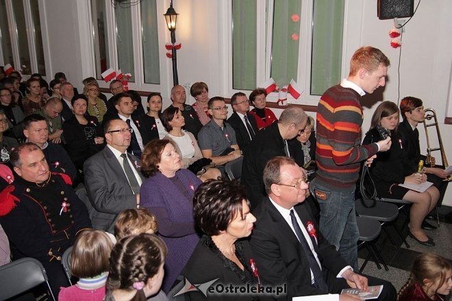 Wspólne śpiewanie pieśni patriotycznych z okazji Święta Niepodległości [11.11.2013] - zdjęcie #19 - eOstroleka.pl