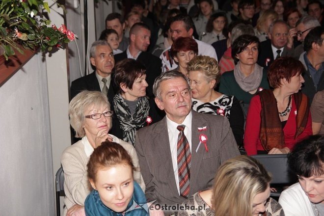 Wspólne śpiewanie pieśni patriotycznych z okazji Święta Niepodległości [11.11.2013] - zdjęcie #18 - eOstroleka.pl