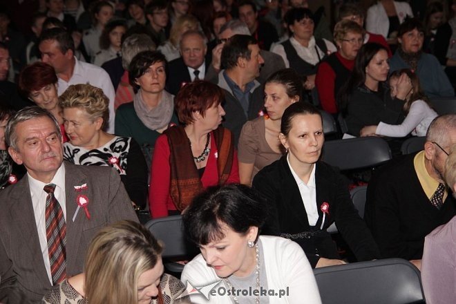 Wspólne śpiewanie pieśni patriotycznych z okazji Święta Niepodległości [11.11.2013] - zdjęcie #16 - eOstroleka.pl