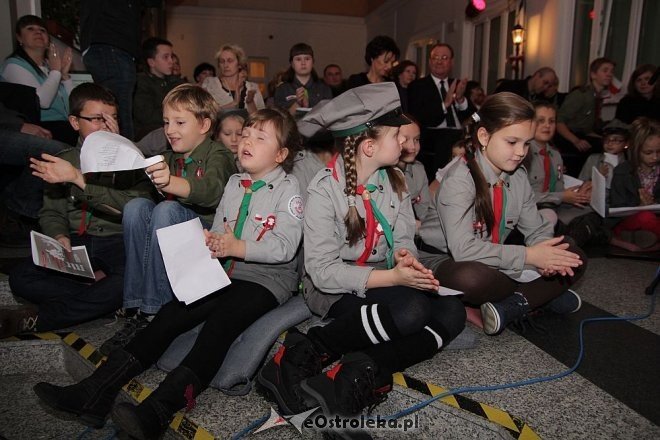 Wspólne śpiewanie pieśni patriotycznych z okazji Święta Niepodległości [11.11.2013] - zdjęcie #7 - eOstroleka.pl