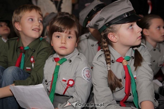 Wspólne śpiewanie pieśni patriotycznych z okazji Święta Niepodległości [11.11.2013] - zdjęcie #5 - eOstroleka.pl