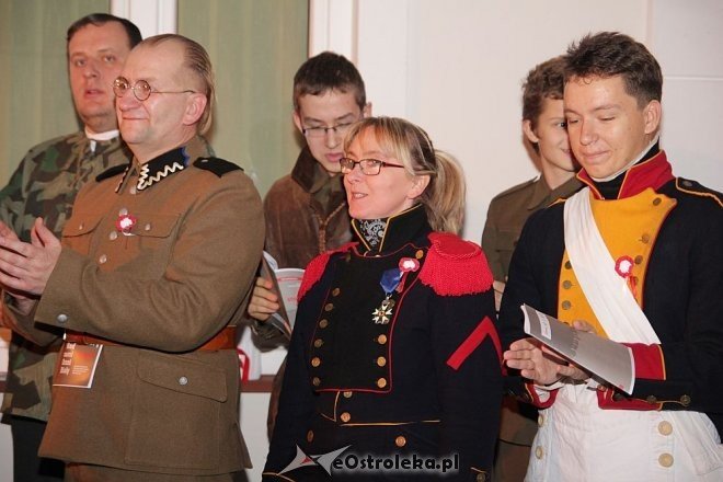 Wspólne śpiewanie pieśni patriotycznych z okazji Święta Niepodległości [11.11.2013] - zdjęcie #2 - eOstroleka.pl