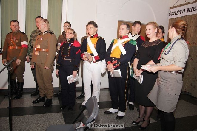 Wspólne śpiewanie pieśni patriotycznych z okazji Święta Niepodległości [11.11.2013] - zdjęcie #1 - eOstroleka.pl