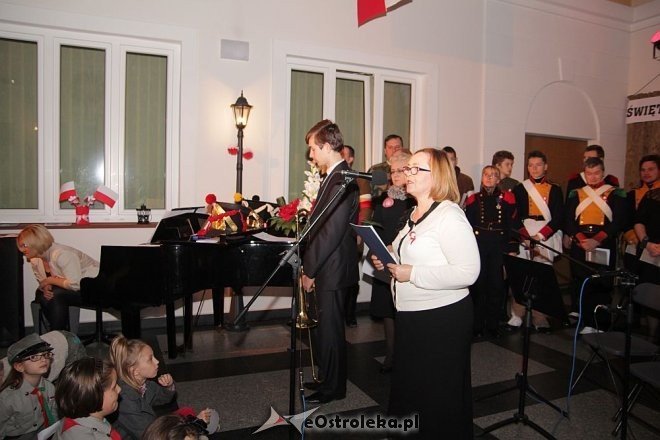 Wspólne śpiewanie pieśni patriotycznych z okazji Święta Niepodległości [11.11.2013] - zdjęcie #17 - eOstroleka.pl
