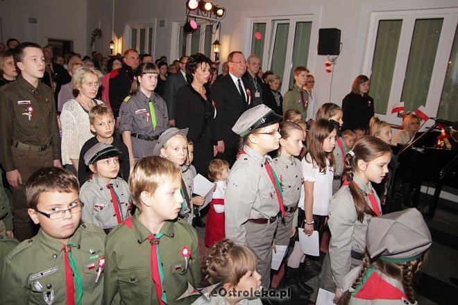 Wspólne śpiewanie pieśni patriotycznych z okazji Święta Niepodległości [11.11.2013] - zdjęcie #15 - eOstroleka.pl