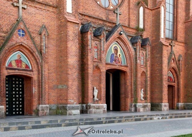 Kościół w Myszyńcu podniesiony do rangi „Bazyliki Mniejszej” [12.11.2013] - zdjęcie #3 - eOstroleka.pl