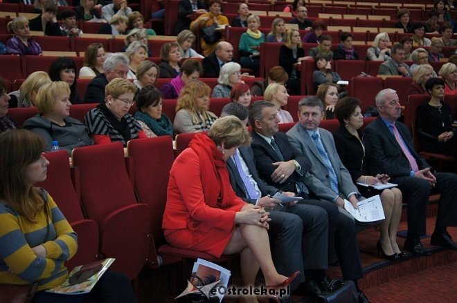 „Bezpieczeństwo w szkole a zagrożenia w środowisku lokalnym” - konferencja w Wyższej Szkole Administracji Publicznej [14.11.2013] - zdjęcie #1 - eOstroleka.pl