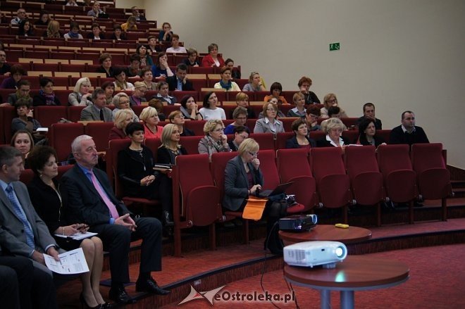„Bezpieczeństwo w szkole a zagrożenia w środowisku lokalnym” - konferencja w Wyższej Szkole Administracji Publicznej [14.11.2013] - zdjęcie #2 - eOstroleka.pl