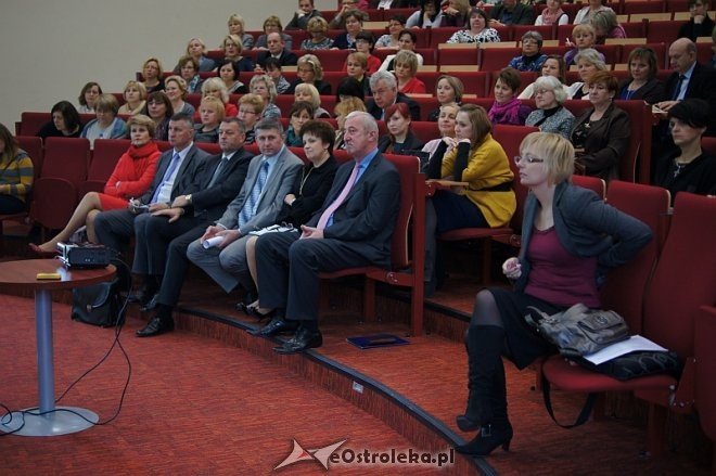 „Bezpieczeństwo w szkole a zagrożenia w środowisku lokalnym” - konferencja w Wyższej Szkole Administracji Publicznej [14.11.2013] - zdjęcie #11 - eOstroleka.pl