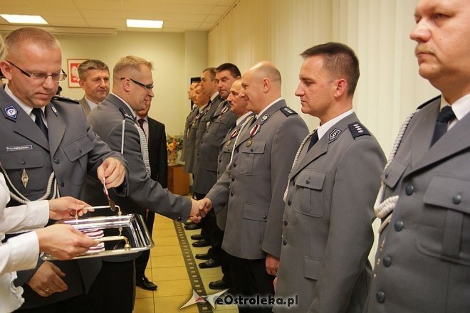 Ostrołęka: Zasłużeni policjanci odznaczeni przez komendanta wojewódzkiego [14.11.2013] - zdjęcie #21 - eOstroleka.pl