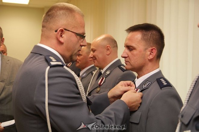 Ostrołęka: Zasłużeni policjanci odznaczeni przez komendanta wojewódzkiego [14.11.2013] - zdjęcie #19 - eOstroleka.pl