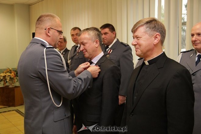 Ostrołęka: Zasłużeni policjanci odznaczeni przez komendanta wojewódzkiego [14.11.2013] - zdjęcie #4 - eOstroleka.pl
