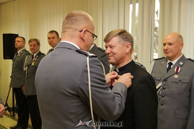 Ostrołęka: Zasłużeni policjanci odznaczeni przez komendanta wojewódzkiego [14.11.2013] - zdjęcie #3 - eOstroleka.pl