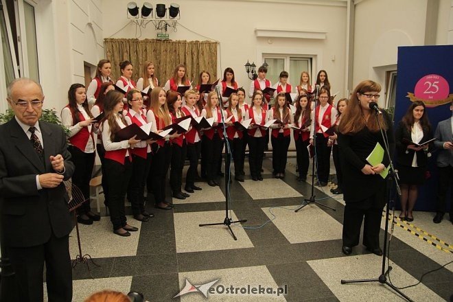 Jubileusz 25-lecia II LO w Ostrołęce: Koncert chóru Cantillena [16.11.2013] - zdjęcie #41 - eOstroleka.pl