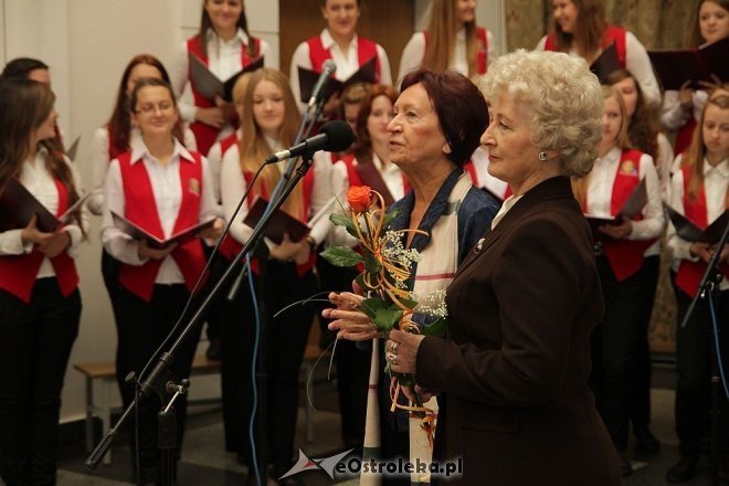 Jubileusz 25-lecia II LO w Ostrołęce: Koncert chóru Cantillena [16.11.2013] - zdjęcie #16 - eOstroleka.pl