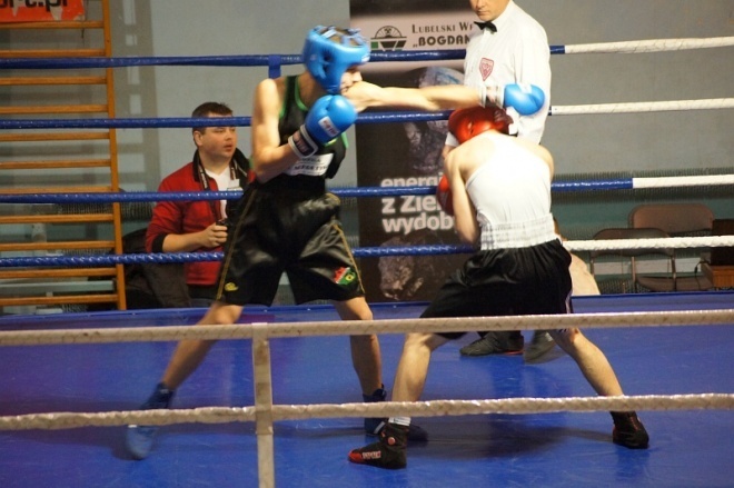 Mecz bokserski Victoria Ostrołęka - Gwarek Łęczna (16.11.2013) - zdjęcie #24 - eOstroleka.pl