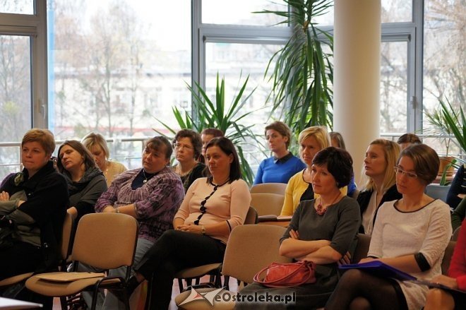 Nauczyciele wzięli udział w szkoleniu „Zdrowy i bezpieczny uczeń – działania szkoły” [20.11.2013] - zdjęcie #4 - eOstroleka.pl