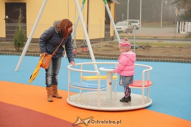 Kolorowy park zabaw na osiedlu Kwiatowym [21.11.2013] - zdjęcie #12 - eOstroleka.pl
