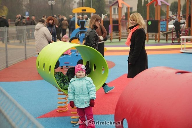 Kolorowy park zabaw na osiedlu Kwiatowym [21.11.2013] - zdjęcie #2 - eOstroleka.pl