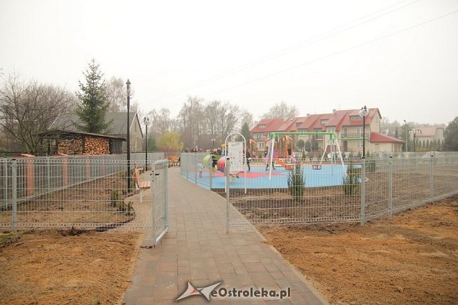 Kolorowy park zabaw na osiedlu Kwiatowym [21.11.2013] - zdjęcie #42 - eOstroleka.pl
