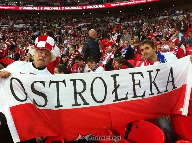 Ostrołęccy kibice wspierają kadrę narodową piłkarzy [21.11.2013] - zdjęcie #3 - eOstroleka.pl