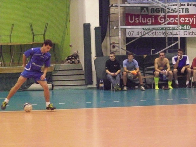 1. kolejka Nocnej Ligi Futsalu (22.11.2013) - zdjęcie #5 - eOstroleka.pl