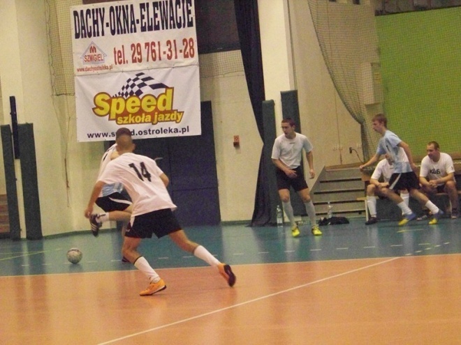 1. kolejka Nocnej Ligi Futsalu (22.11.2013) - zdjęcie #25 - eOstroleka.pl