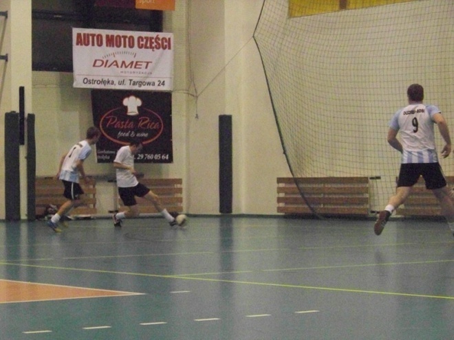 1. kolejka Nocnej Ligi Futsalu (22.11.2013) - zdjęcie #26 - eOstroleka.pl