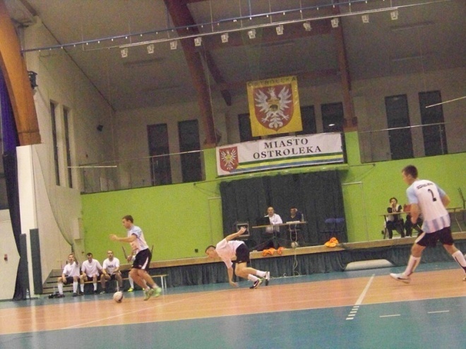 1. kolejka Nocnej Ligi Futsalu (22.11.2013) - zdjęcie #33 - eOstroleka.pl