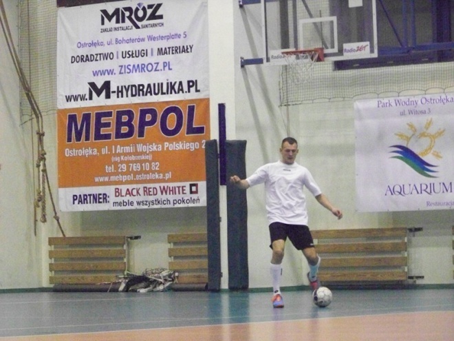 1. kolejka Nocnej Ligi Futsalu (22.11.2013) - zdjęcie #17 - eOstroleka.pl