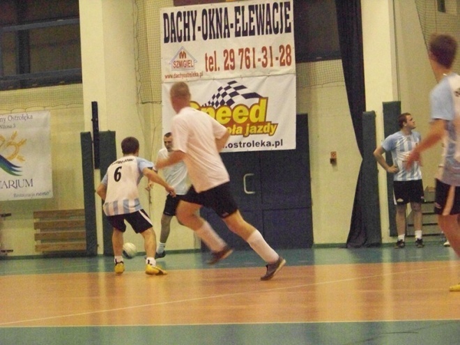 1. kolejka Nocnej Ligi Futsalu (22.11.2013) - zdjęcie #5 - eOstroleka.pl