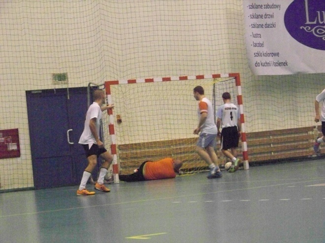 1. kolejka Nocnej Ligi Futsalu (22.11.2013) - zdjęcie #65 - eOstroleka.pl