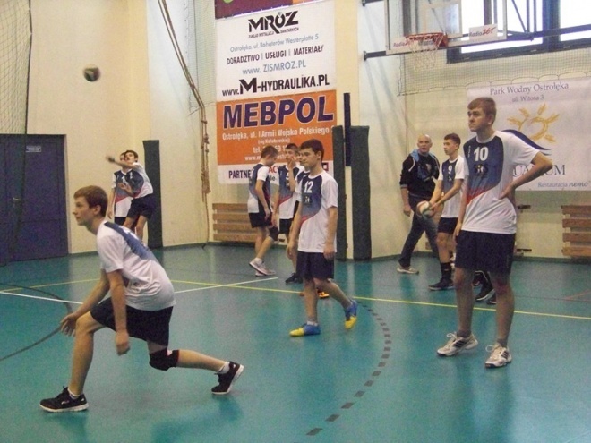 Turniej Siatkarskich Ośrodków Szkolnych (24.11.2013) - zdjęcie #17 - eOstroleka.pl