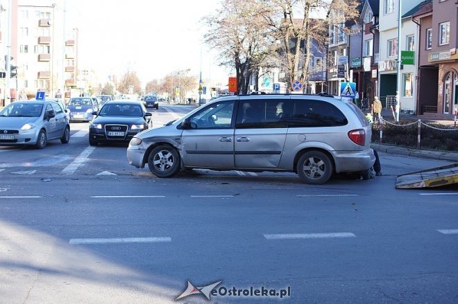 Kolizja na 11 listopada i Hallera [25.11.2013] - zdjęcie #10 - eOstroleka.pl
