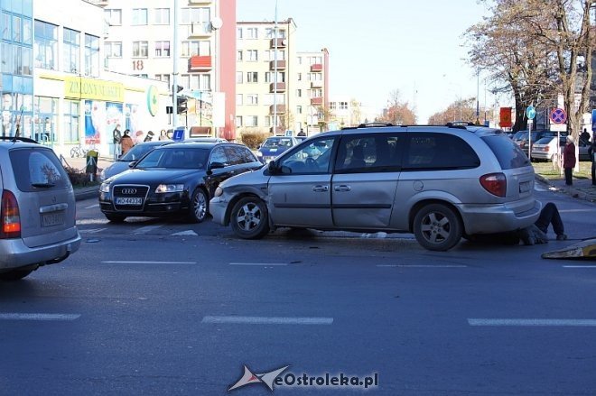 Kolizja na 11 listopada i Hallera [25.11.2013] - zdjęcie #9 - eOstroleka.pl