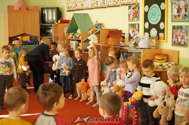 Przedszkolaków z „siedemnastki” odwiedziły pluszowe misie [25.11.2013] - zdjęcie #3 - eOstroleka.pl