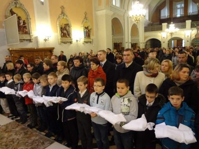 Nowi ministranci 2013 w parafii Nawiedzenia NMP - zdjęcie #6 - eOstroleka.pl