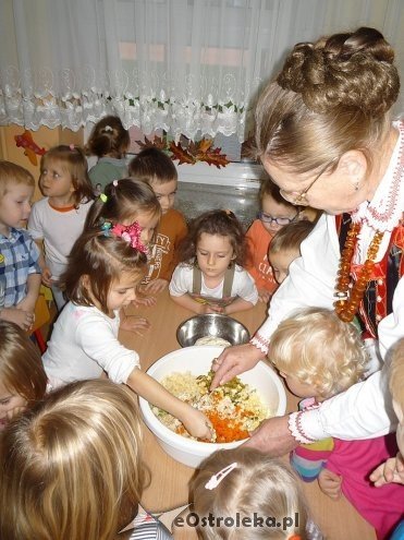 Tydzień kuchni regionalnej w Przedszkolu Miejskim Nr 17 [21.11.2013] - zdjęcie #44 - eOstroleka.pl