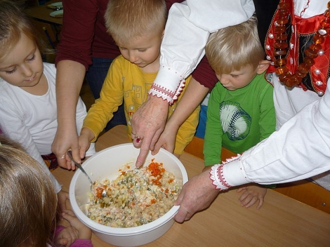 Tydzień kuchni regionalnej w Przedszkolu Miejskim Nr 17 [21.11.2013] - zdjęcie #33 - eOstroleka.pl