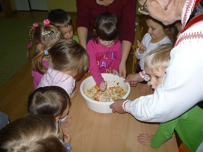 Tydzień kuchni regionalnej w Przedszkolu Miejskim Nr 17 [21.11.2013] - zdjęcie #32 - eOstroleka.pl