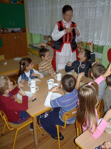 Tydzień kuchni regionalnej w Przedszkolu Miejskim Nr 17 [21.11.2013] - zdjęcie #31 - eOstroleka.pl