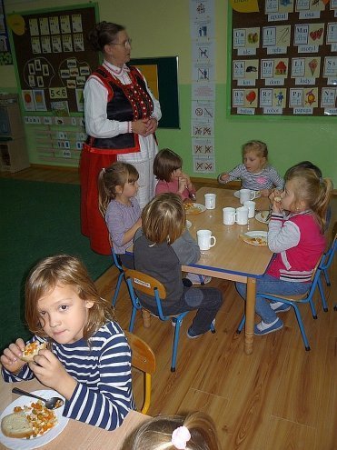 Tydzień kuchni regionalnej w Przedszkolu Miejskim Nr 17 [21.11.2013] - zdjęcie #28 - eOstroleka.pl
