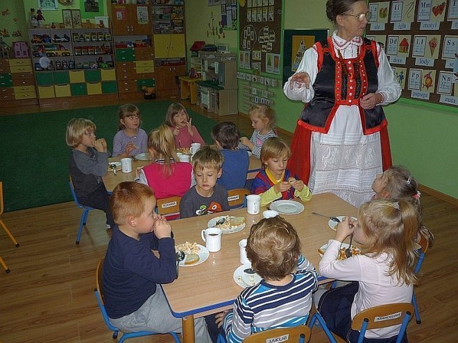 Tydzień kuchni regionalnej w Przedszkolu Miejskim Nr 17 [21.11.2013] - zdjęcie #26 - eOstroleka.pl