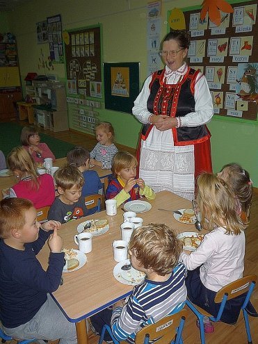 Tydzień kuchni regionalnej w Przedszkolu Miejskim Nr 17 [21.11.2013] - zdjęcie #25 - eOstroleka.pl