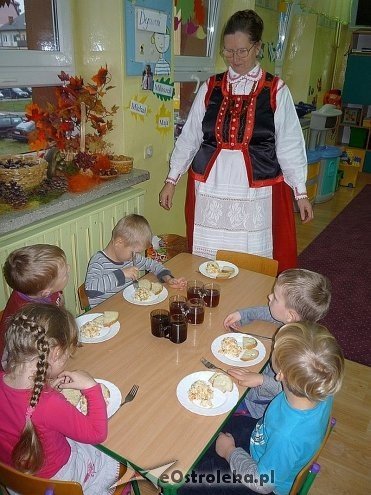 Tydzień kuchni regionalnej w Przedszkolu Miejskim Nr 17 [21.11.2013] - zdjęcie #77 - eOstroleka.pl