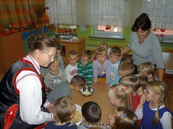 Tydzień kuchni regionalnej w Przedszkolu Miejskim Nr 17 [21.11.2013] - zdjęcie #76 - eOstroleka.pl